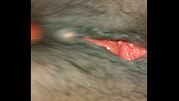 Брюнетка с приличных размеров анусом занимается вагинально-анальным поревом с подружкой