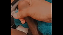 Юная сучка с большими сиськами испытывает классные оргазмы на веб камеру
